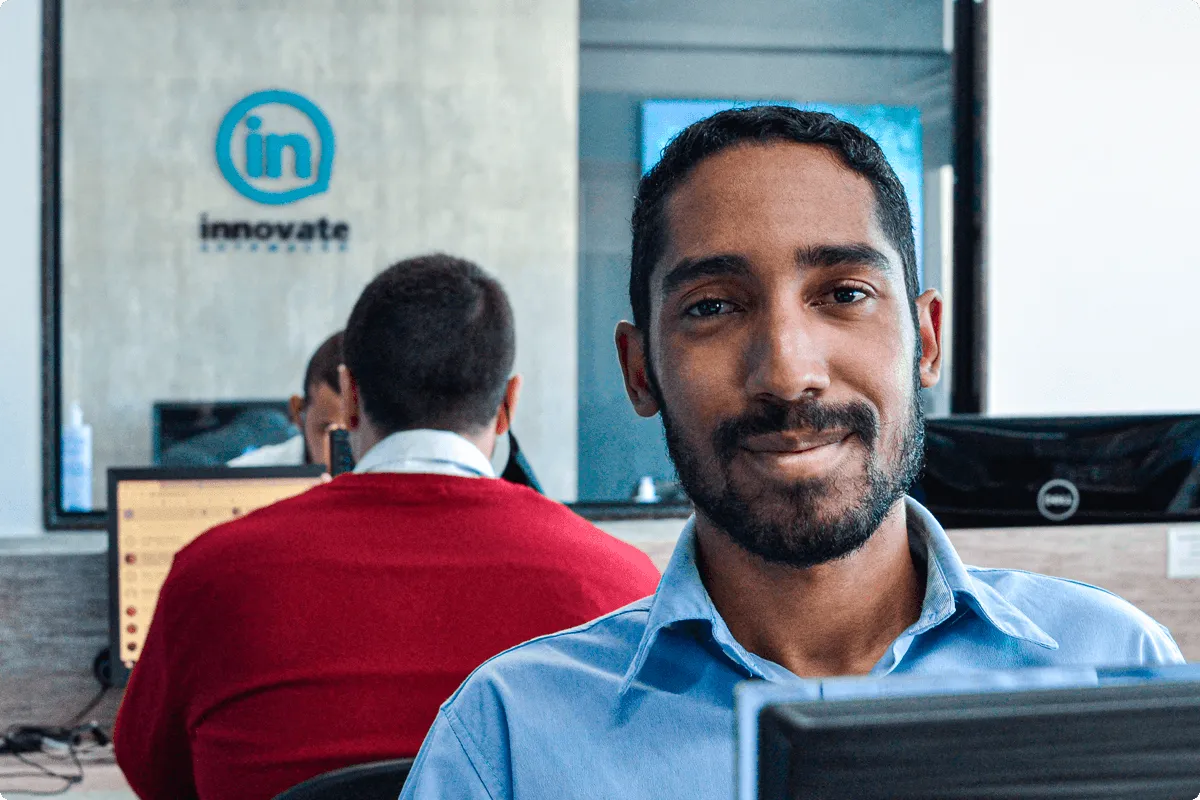 Equipe de suporte no escritório da Innovate